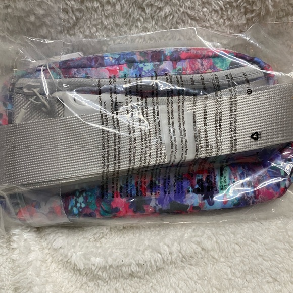 LULULEMMON WAIST BAG FANNY PACK Belt Bag Color Floral/Multi NWT - Picture 10 of 13